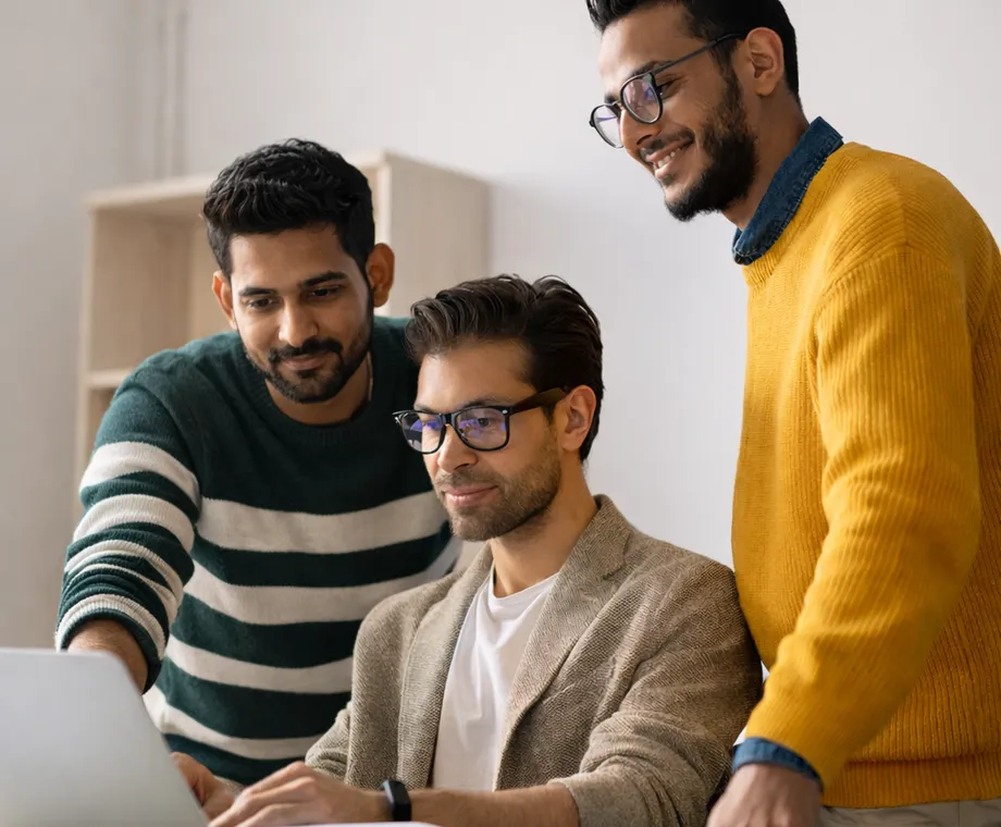 Equipo de MACC Servicios trabajando con documentos y laptop